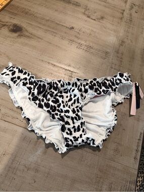 Victoria's Secret Black & White Print Ruffle Bikini Bottoms Size Medium